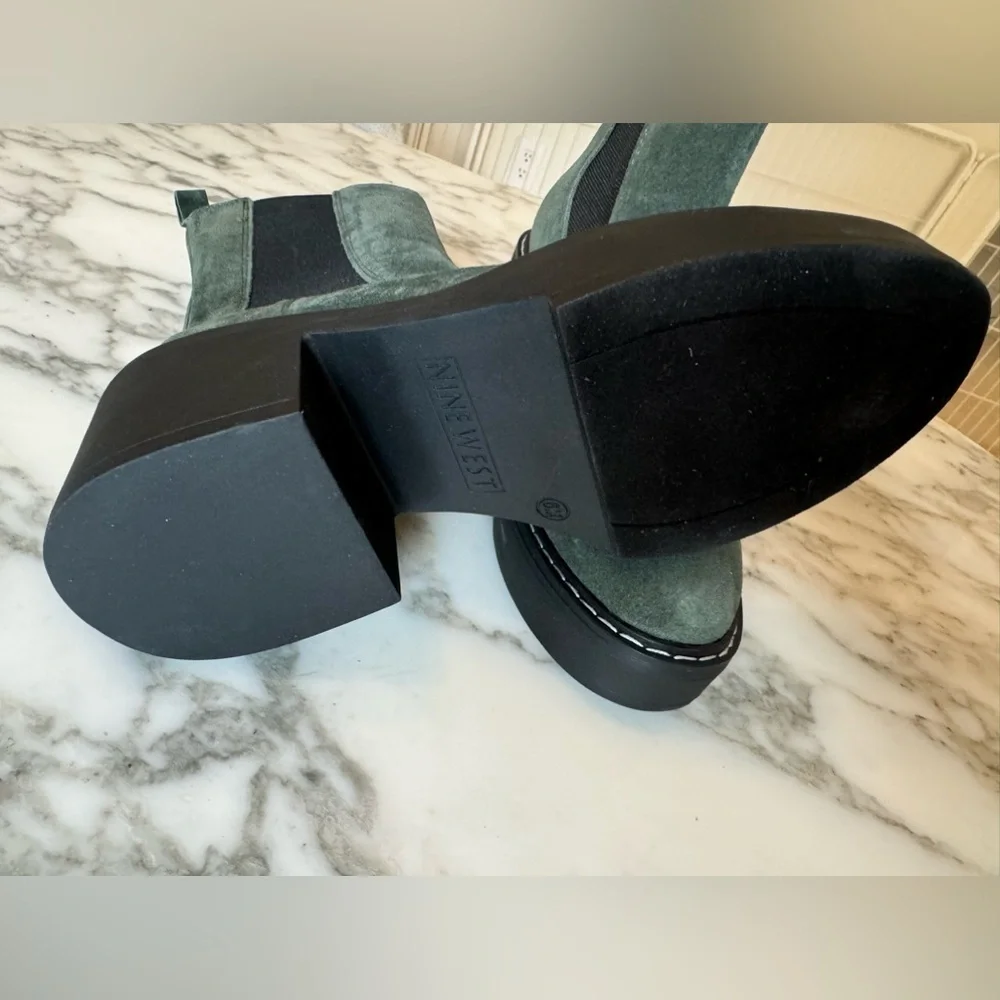 NWOB Gorgeous Nine West Olive Green Doleas Chelsea Boot Leather Suede Block Heel